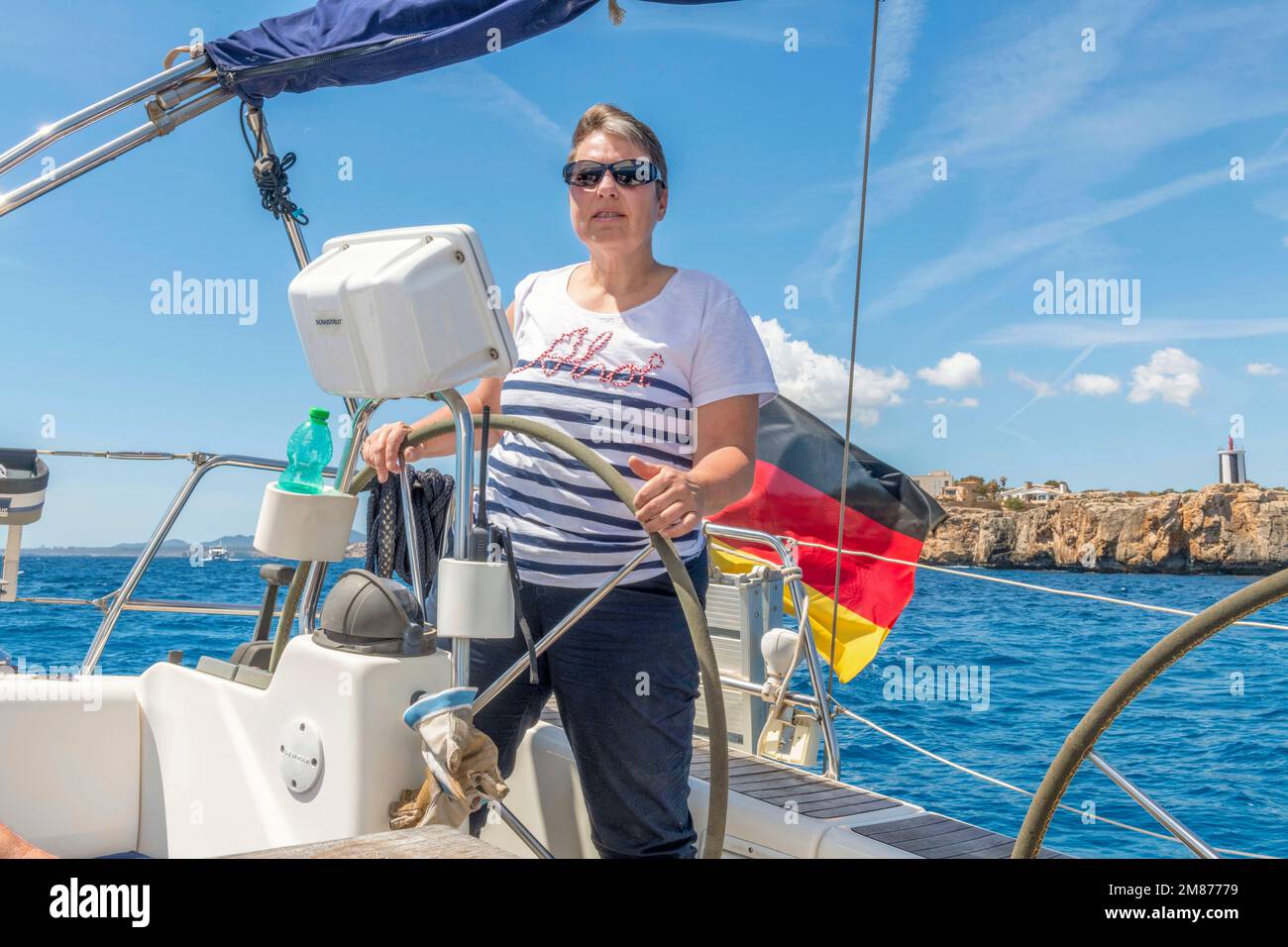 Ein deutscher Kapitän segelt auf einem bayerischen 43 Cruiser vor Porto Cristo, Mallorca. Stockfoto