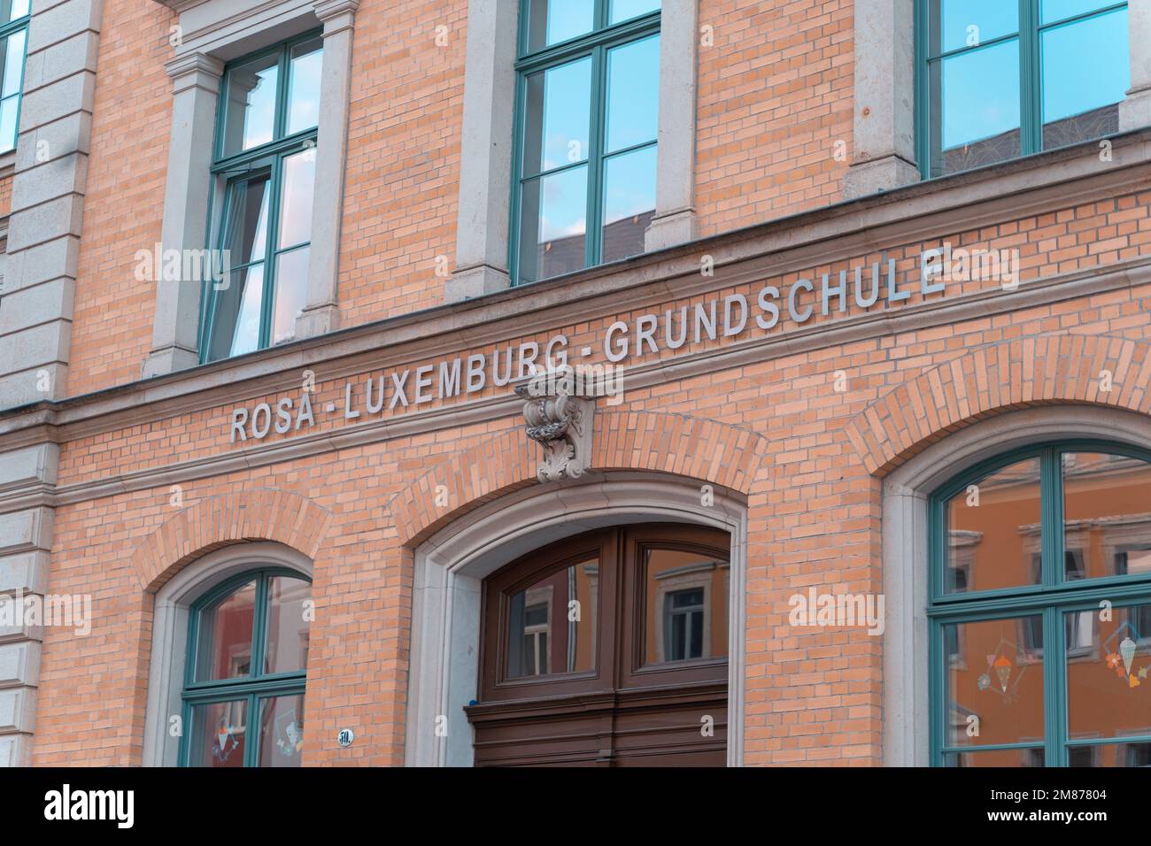 Nahaufnahme der Rosa-Luxemburg-Grundschule in Chemnitz Stockfoto