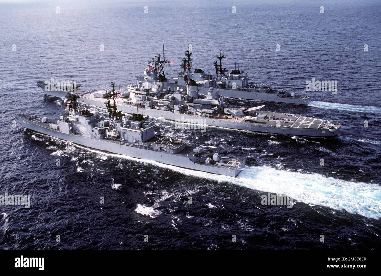 Eine Luftansicht des Hafenviertels auf den Boden des Zerstörers COMPTE DE GRASSE (DD-974), das Schlachtschiff USS IOWA (BB-61), das Zentrum und den Zerstörer USS DEYO (DD-989). Land: Atlantik (AOC) Stockfoto