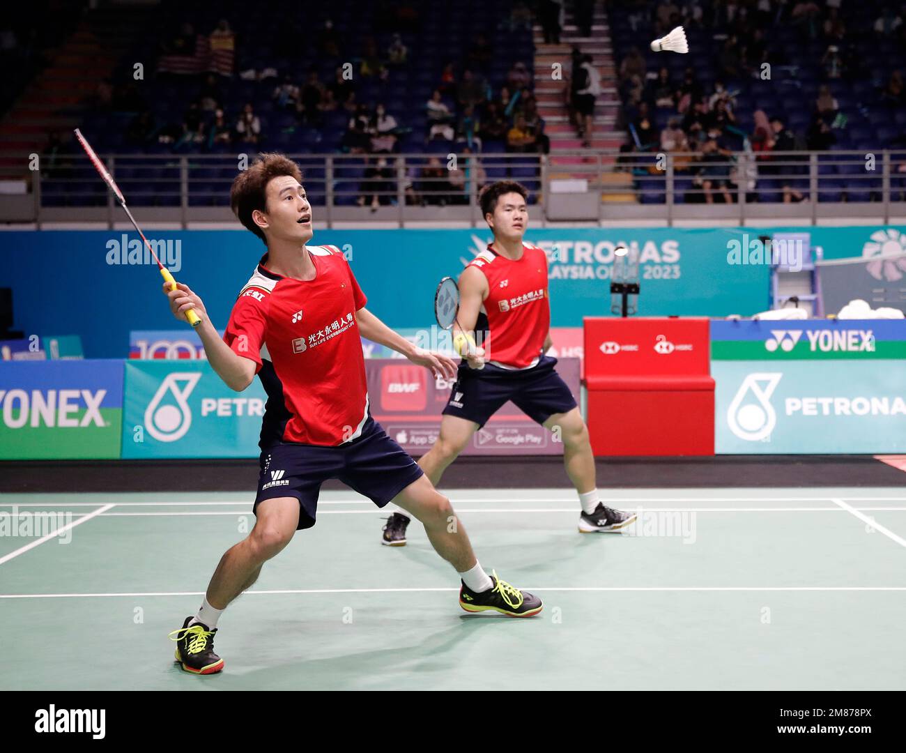 Kuala Lumpur, Malaysia. 12. Januar 2023. Liang Wei Keng (R) und Wang Chang aus China spielen gegen Marcus Fernando Gideon und Kevin Sanjaya Sukamuljo aus Indonesien während des zweiten Spiels der Men's Doubles der Petronas Malaysia Open 2023 in der Axiata Arena. Gewonnen mit Punkten; 20/21/21 : 22/12/19 Kredit: SOPA Images Limited/Alamy Live News Stockfoto