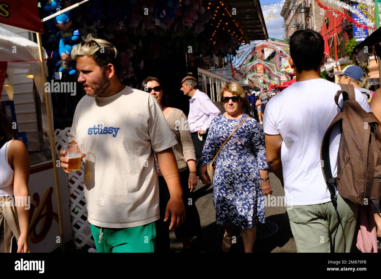 Ein männlicher Besucher hält eine Tasse Bier während des Besuchs des San Gennaro Festivals in Little Italy.Manhattan.New York City.USA Stockfoto
