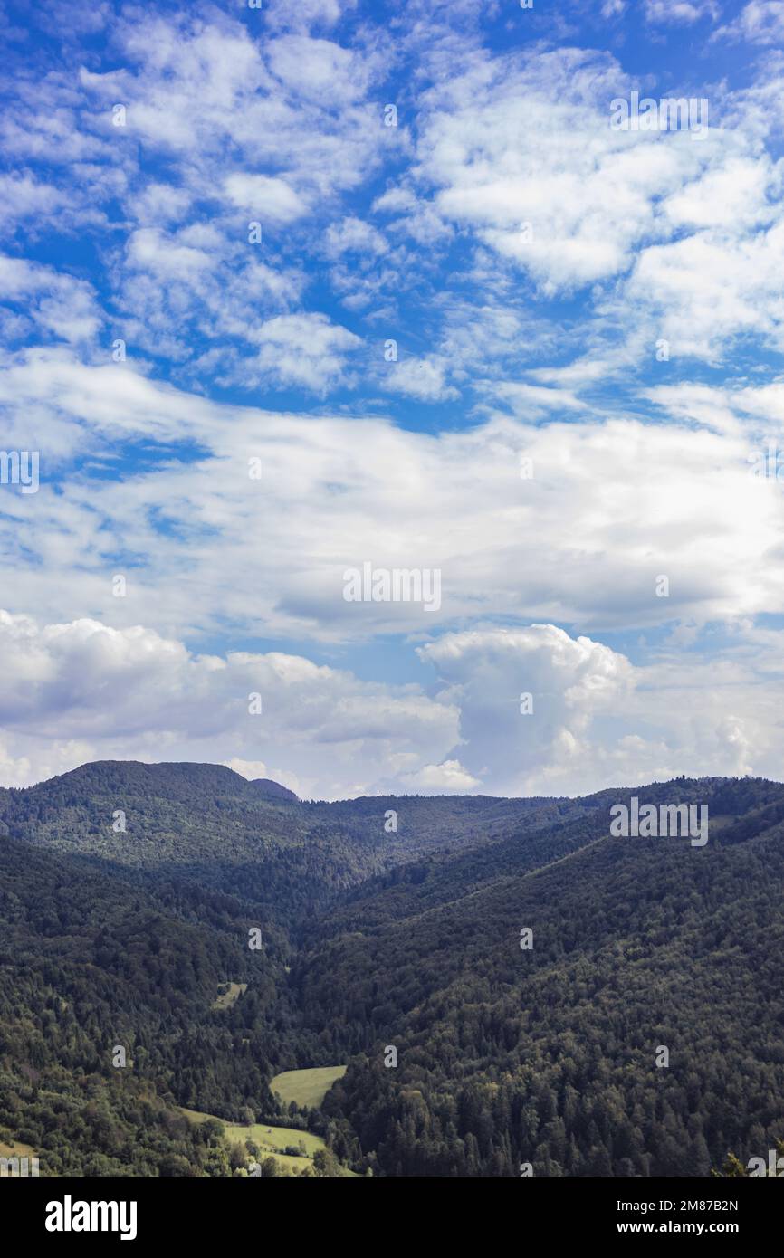 Majestätischer Blick auf die wunderschönen Karpaten in Nebellandschaft. Dramatische ungewöhnliche Szene. Hintergrund von Mountain Travel Stockfoto