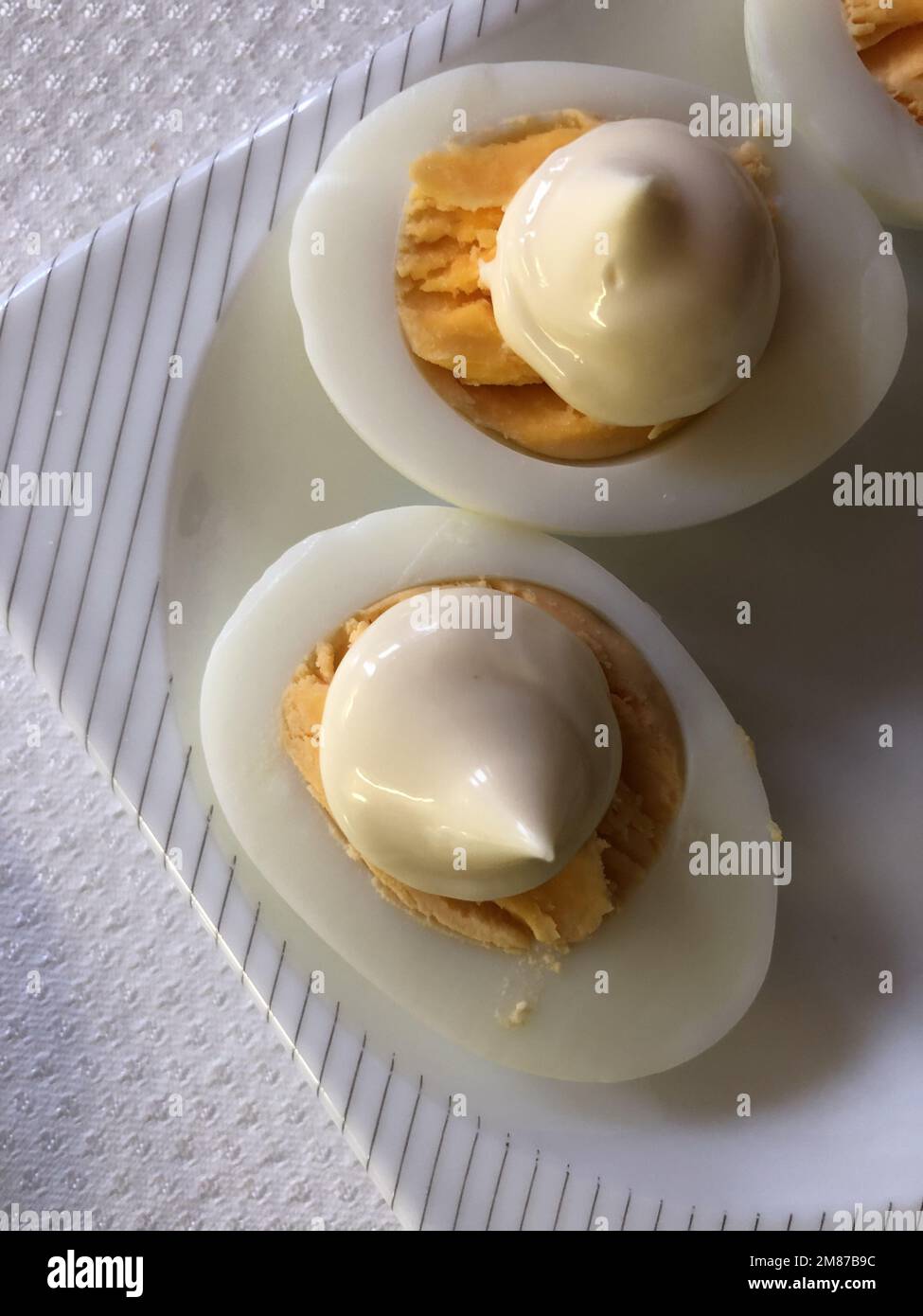 Frühstück Hühnereier gekocht mit Mayonnaise Stockfoto