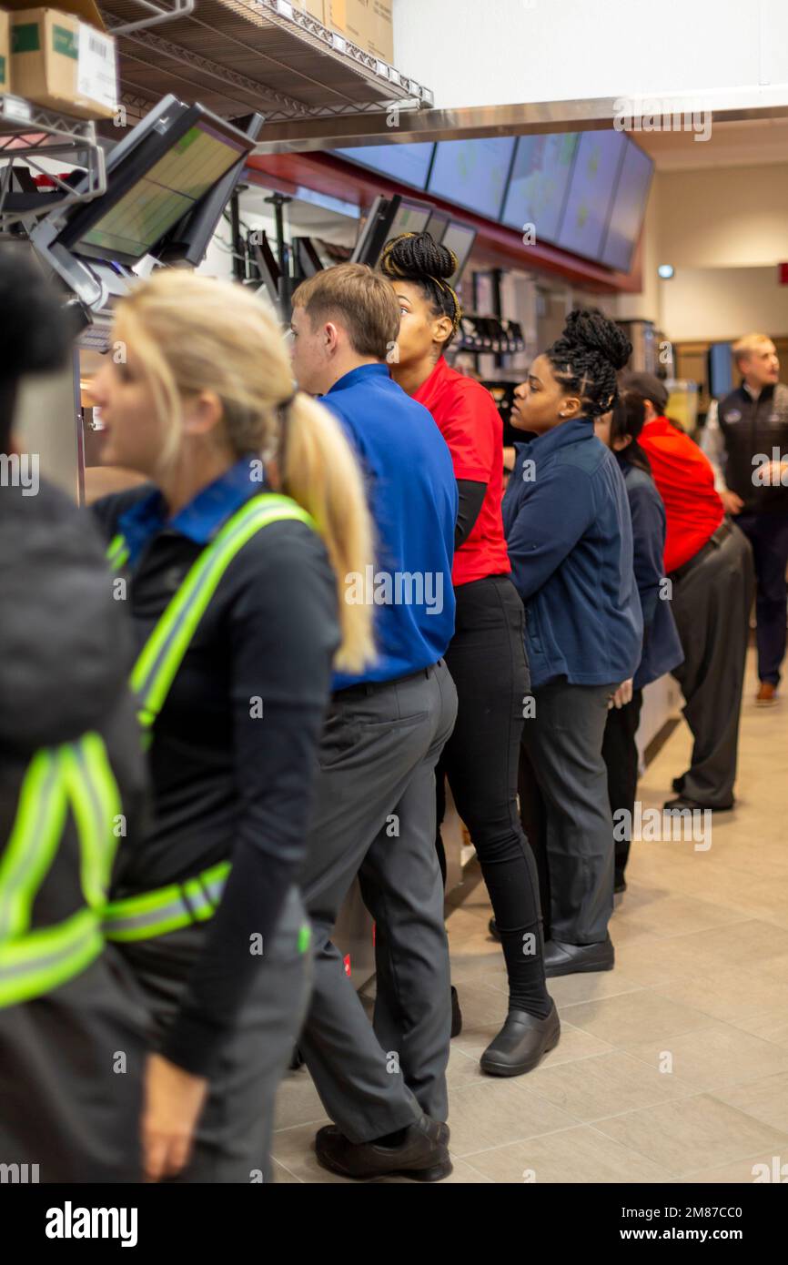 Livonia, Michigan – Arbeiter bei Chick-fil-A am Tag der großen Eröffnung des Restaurants. Arbeiter in roten Hemden sind die neuen Mitarbeiter des Ladens, während diese Stockfoto
