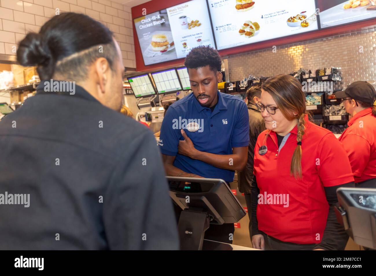 Livonia, Michigan – Arbeiter bei Chick-fil-A am Tag der großen Eröffnung des Restaurants. Arbeiter in roten Hemden sind die neuen Mitarbeiter des Ladens, während diese Stockfoto