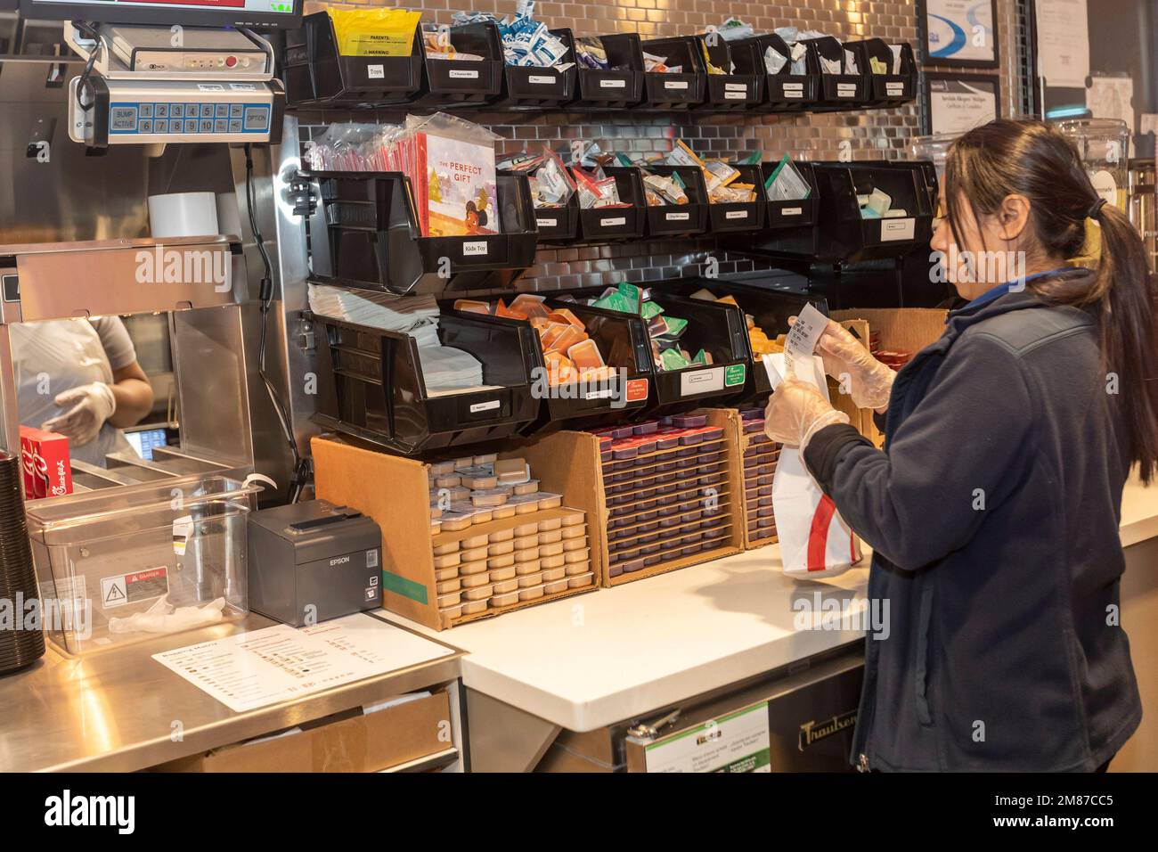 Livonia, Michigan – Ein Mitarbeiter von Chick-fil-A füllt die Bestellung eines Gastes am Tag der großen Eröffnung des Restaurants aus. Stockfoto