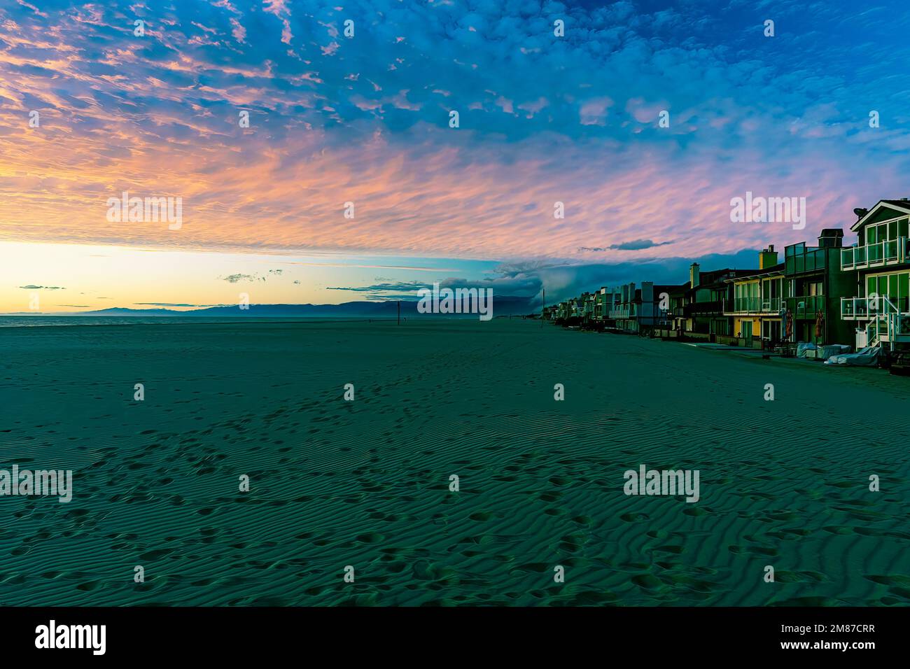 Eine wunderschöne Aufnahme des Hollywood Beach unter den Wolken während des Sturms bei Sonnenuntergang Stockfoto