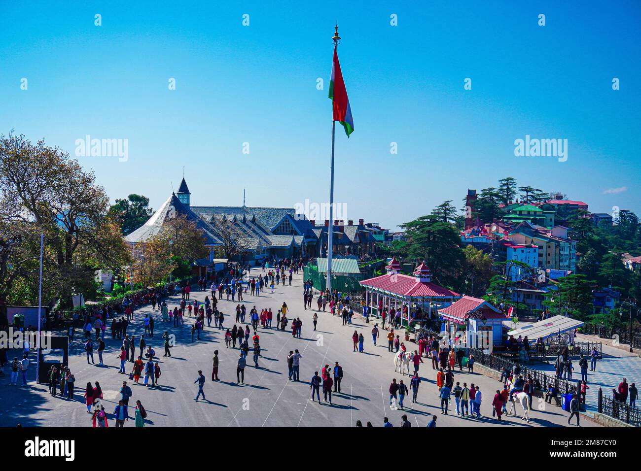 Eine wunderschöne Aussicht auf den Ridge Shimla und die Menschen, die um die indische Flagge laufen Stockfoto