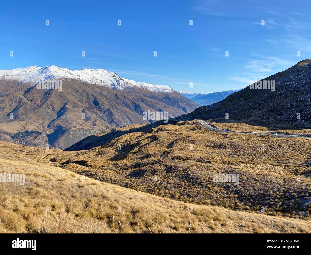 Winterblick auf eine schneebedeckte Bergkette von einer hohen Stoßsockenlandschaft im Cardrona Valley, Neuseeland Stockfoto