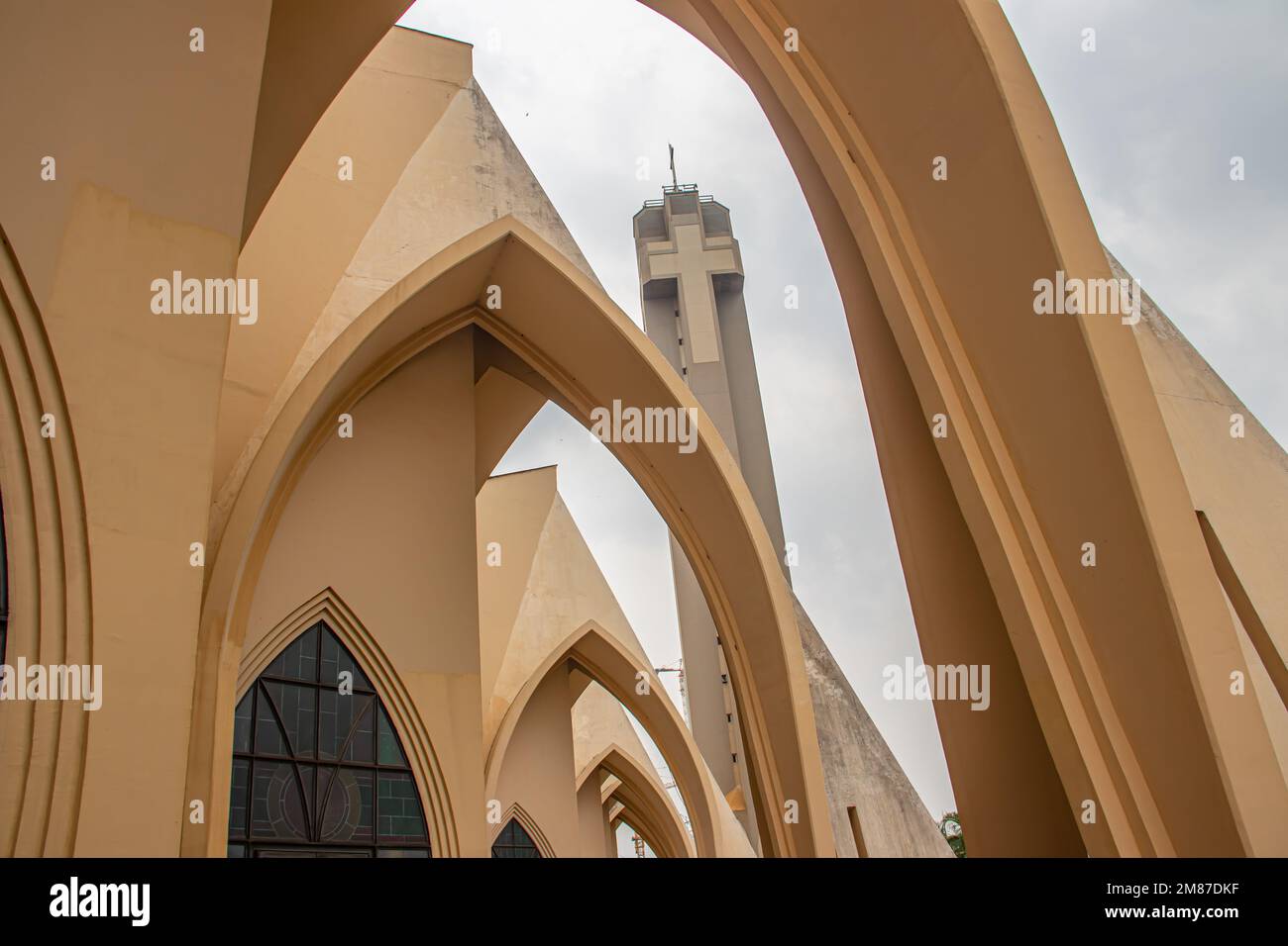 Von außen mit Bögen, Kreuzen und dekorativen Wänden der katholischen Kirche in Abuja (Nigeria) ist die Kirche als das National Christian Centre bekannt Stockfoto