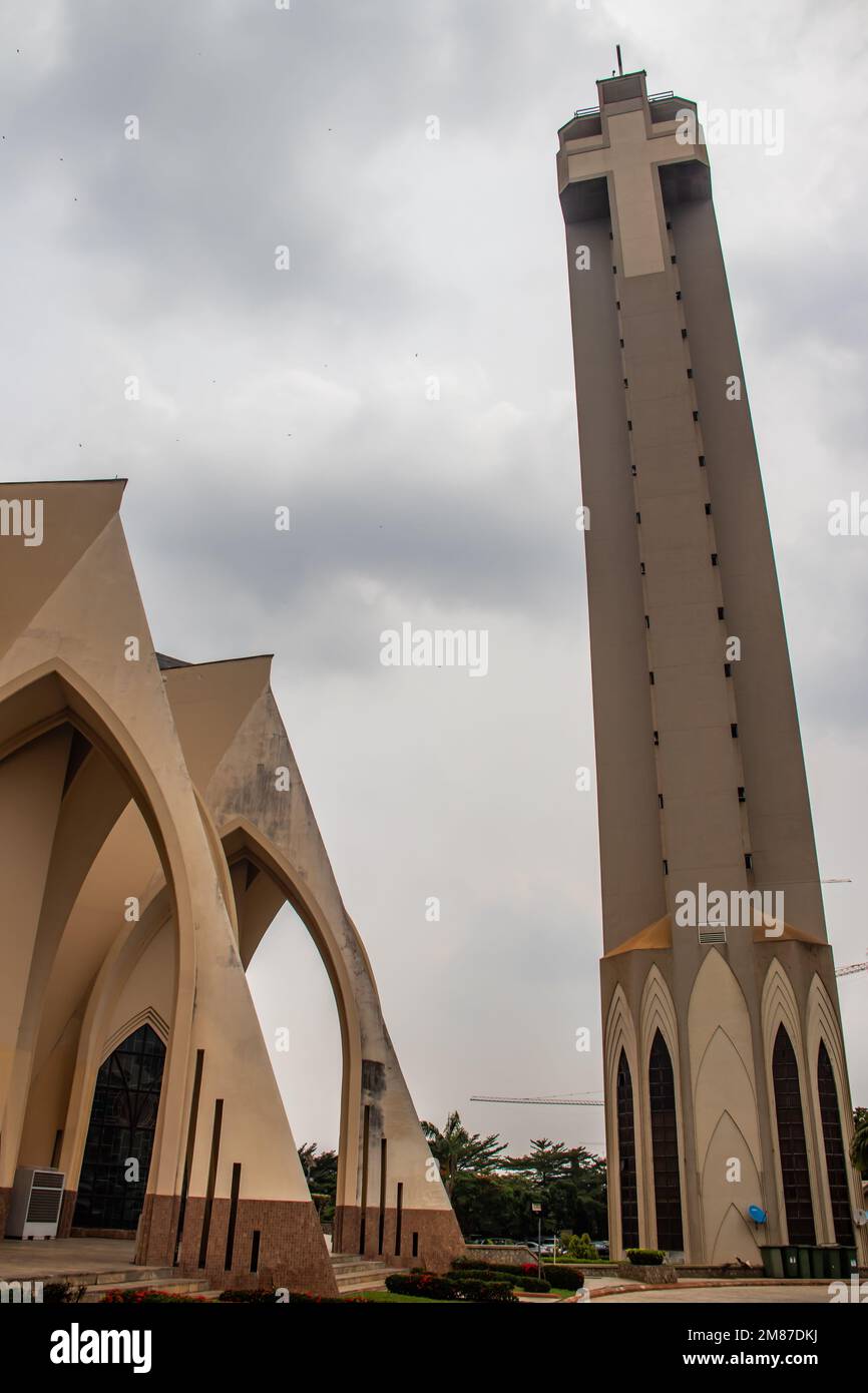 Von außen mit Bögen, Kreuzen und dekorativen Wänden der katholischen Kirche in Abuja (Nigeria) ist die Kirche als das National Christian Centre bekannt Stockfoto