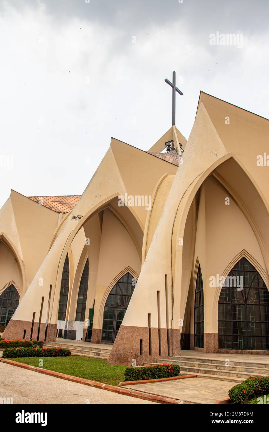 Von außen mit Bögen, Kreuzen und dekorativen Wänden der katholischen Kirche in Abuja (Nigeria) ist die Kirche als das National Christian Centre bekannt Stockfoto