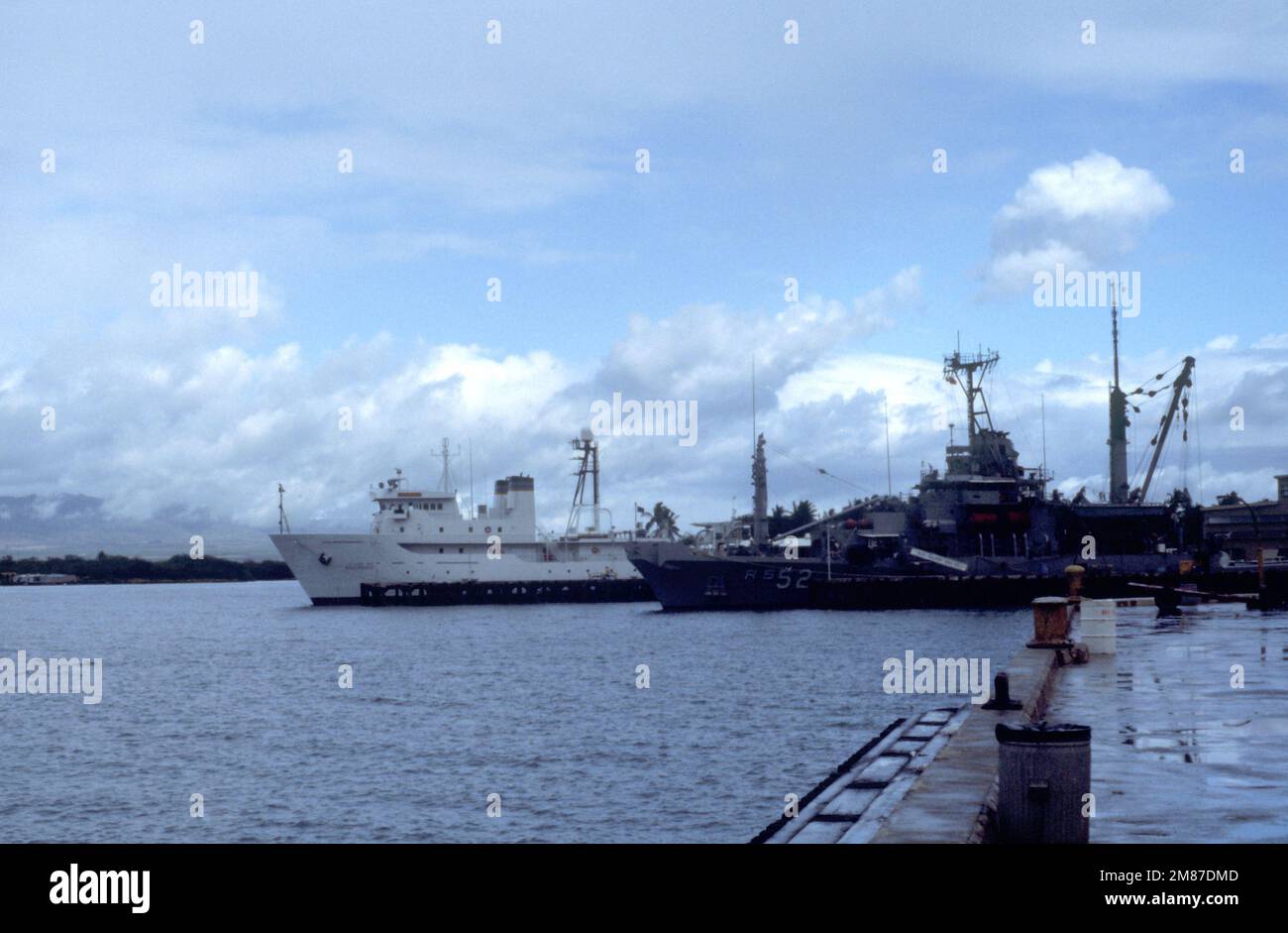 Ein Blick auf einen Teil der USA Navy Bishop Point, in dem das Bergungsschiff USS SALVOR (ARS-52) und das an den Piers angeschlossene Meeresüberwachungsschiff USNS ASSURANCE (T-AGOS-5) zu sehen sind. Basis: Pearl Harbor Bundesstaat: Hawaii (HI) Land: Vereinigte Staaten von Amerika (USA) Stockfoto