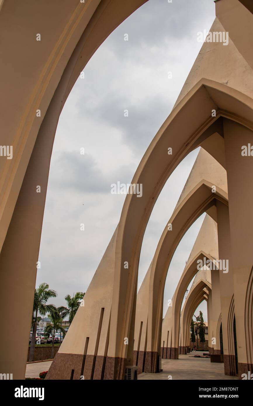 Von außen mit Bögen, Kreuzen und dekorativen Wänden der katholischen Kirche in Abuja (Nigeria) ist die Kirche als das National Christian Centre bekannt Stockfoto