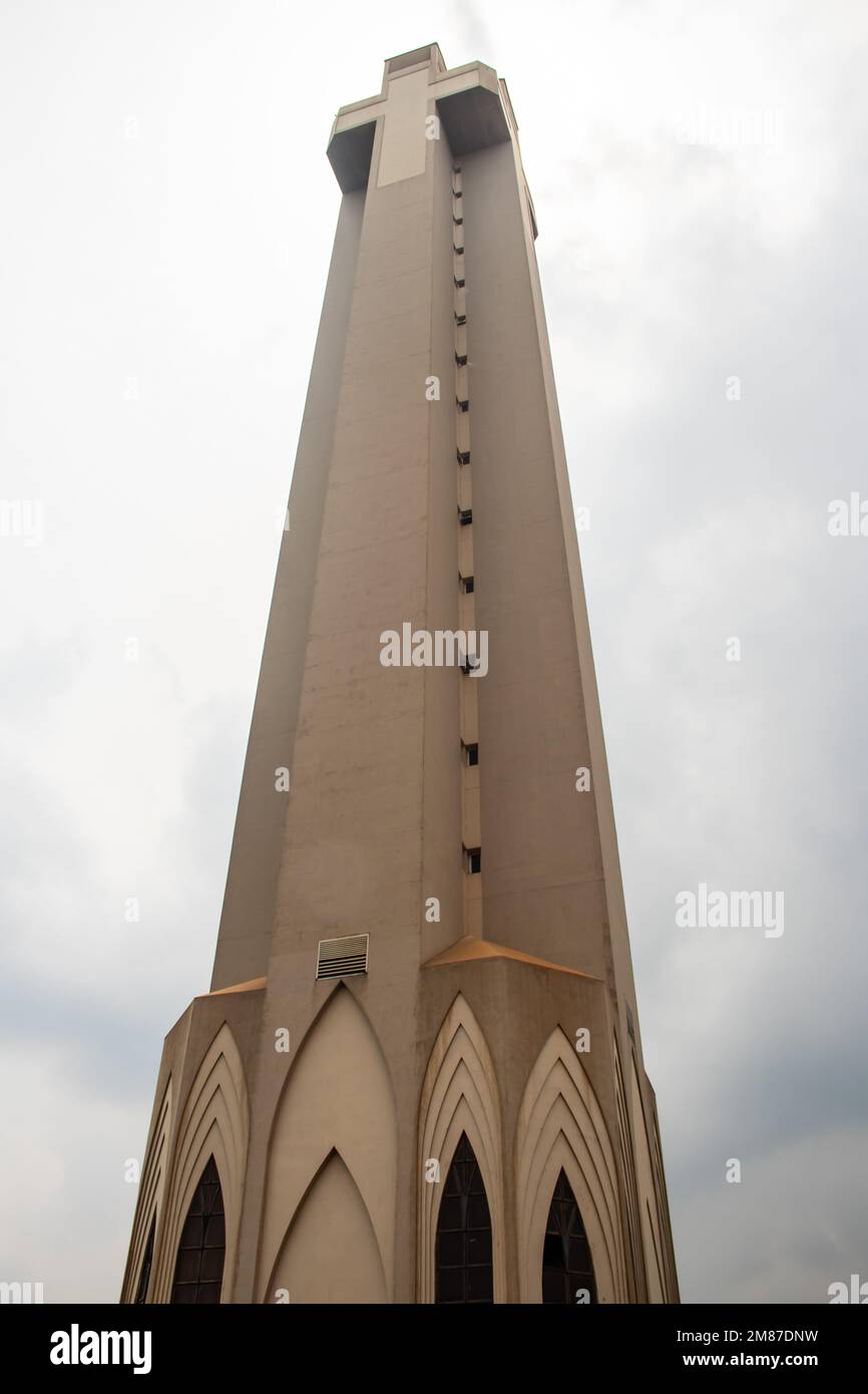 Von außen mit Bögen, Kreuzen und dekorativen Wänden der katholischen Kirche in Abuja (Nigeria) ist die Kirche als das National Christian Centre bekannt Stockfoto
