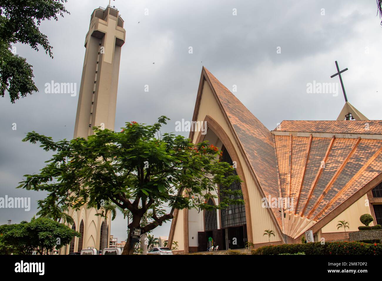 Von außen mit Bögen, Kreuzen und dekorativen Wänden der katholischen Kirche in Abuja (Nigeria) ist die Kirche als das National Christian Centre bekannt Stockfoto