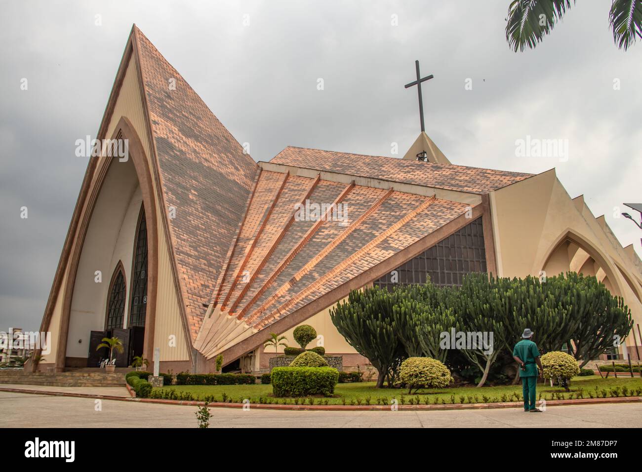 Von außen mit Bögen, Kreuzen und dekorativen Wänden der katholischen Kirche in Abuja (Nigeria) ist die Kirche als das National Christian Centre bekannt Stockfoto