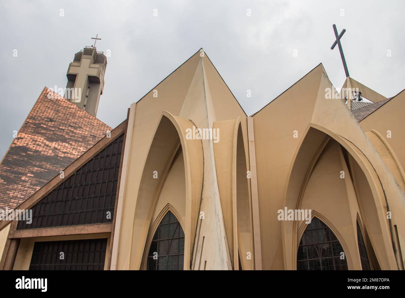 Von außen mit Bögen, Kreuzen und dekorativen Wänden der katholischen Kirche in Abuja (Nigeria) ist die Kirche als das National Christian Centre bekannt Stockfoto