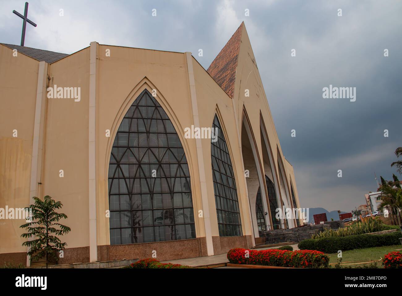 Von außen mit Bögen, Kreuzen und dekorativen Wänden der katholischen Kirche in Abuja (Nigeria) ist die Kirche als das National Christian Centre bekannt Stockfoto