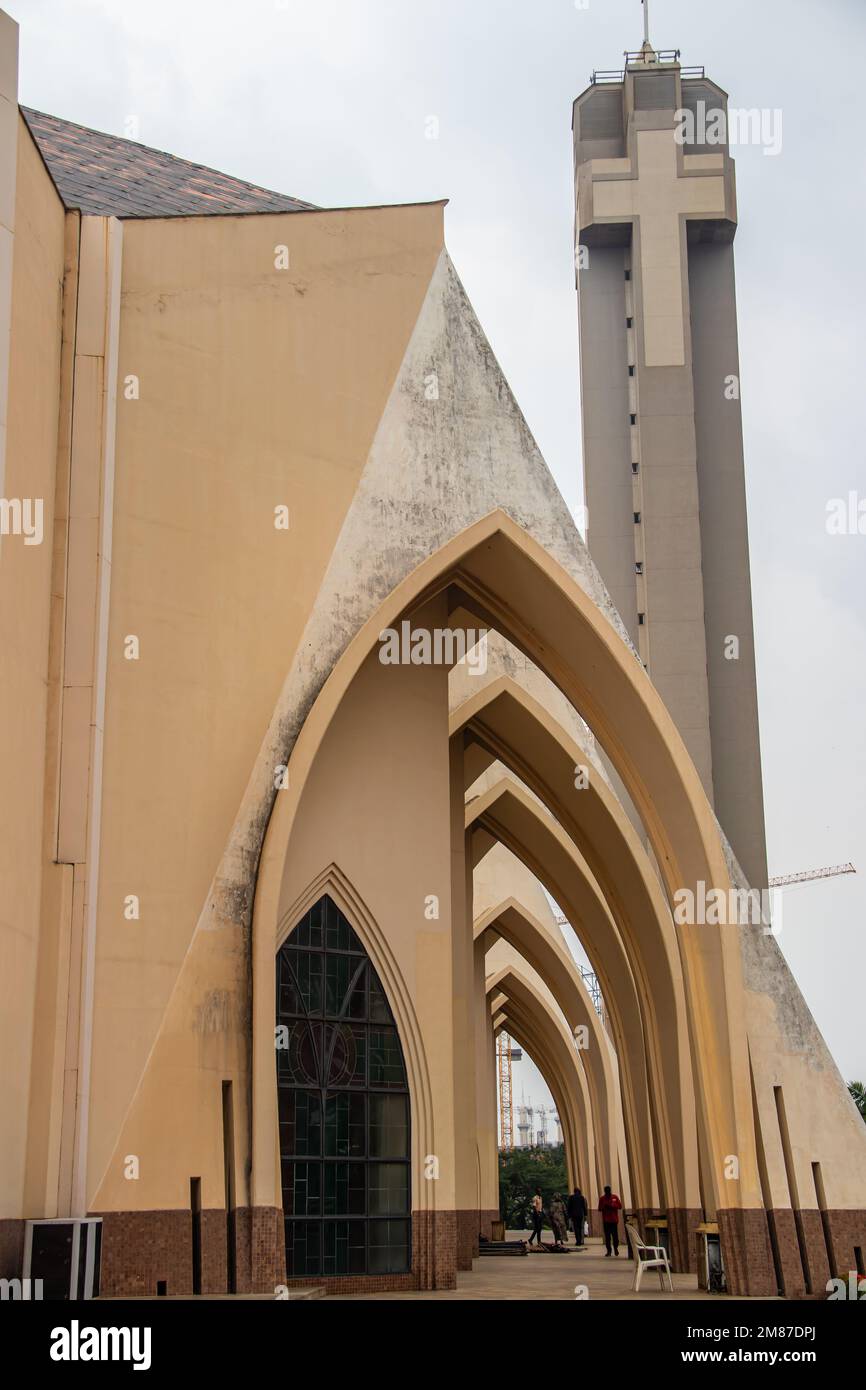 Von außen mit Bögen, Kreuzen und dekorativen Wänden der katholischen Kirche in Abuja (Nigeria) ist die Kirche als das National Christian Centre bekannt Stockfoto