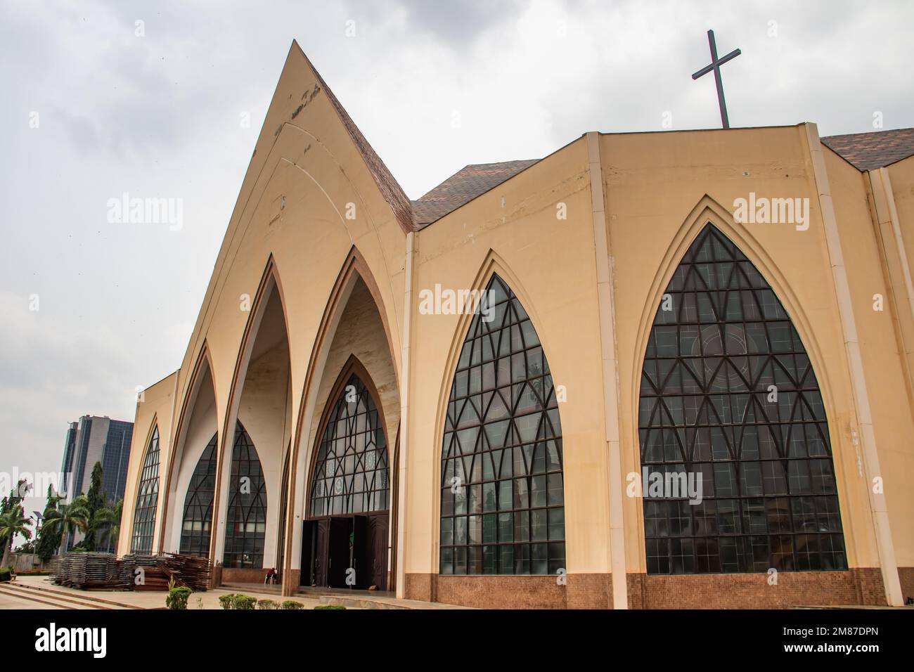 Von außen mit Bögen, Kreuzen und dekorativen Wänden der katholischen Kirche in Abuja (Nigeria) ist die Kirche als das National Christian Centre bekannt Stockfoto