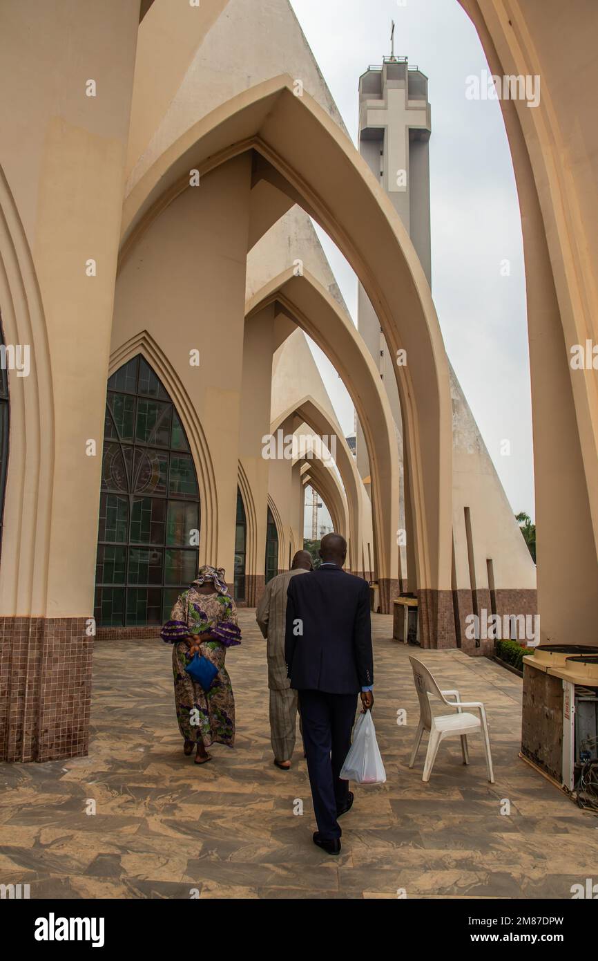 Von außen mit Bögen, Kreuzen und dekorativen Wänden der katholischen Kirche in Abuja (Nigeria) ist die Kirche als das National Christian Centre bekannt Stockfoto
