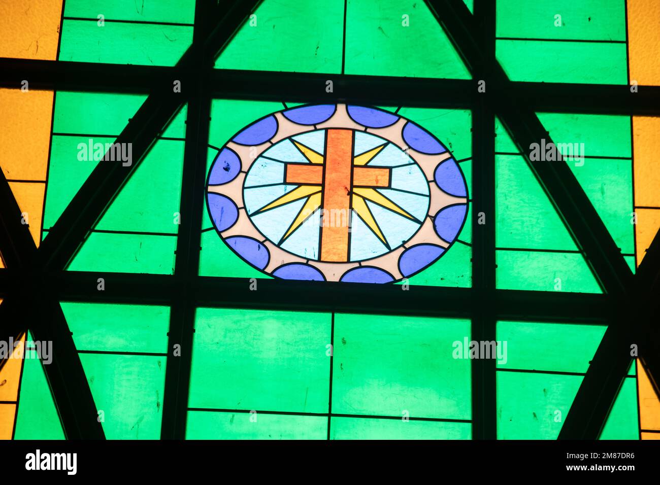 Innenraum mit bunten Glasfenstern in der katholischen Kirche in Abuja, die Kirche ist bekannt als National Christian Centre Stockfoto