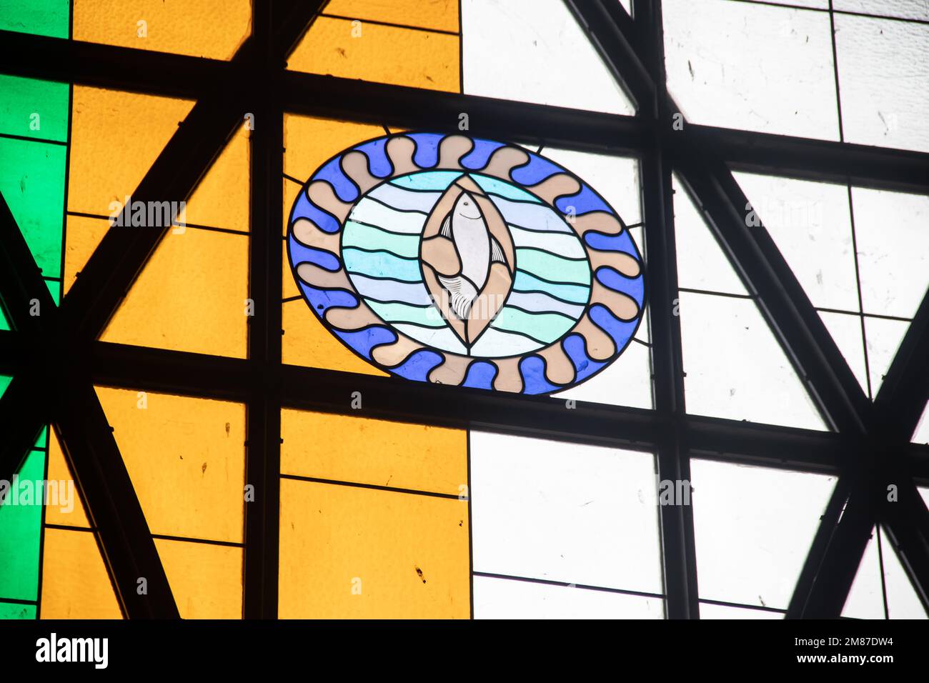 Innenraum mit bunten Glasfenstern in der katholischen Kirche in Abuja, die Kirche ist bekannt als National Christian Centre Stockfoto