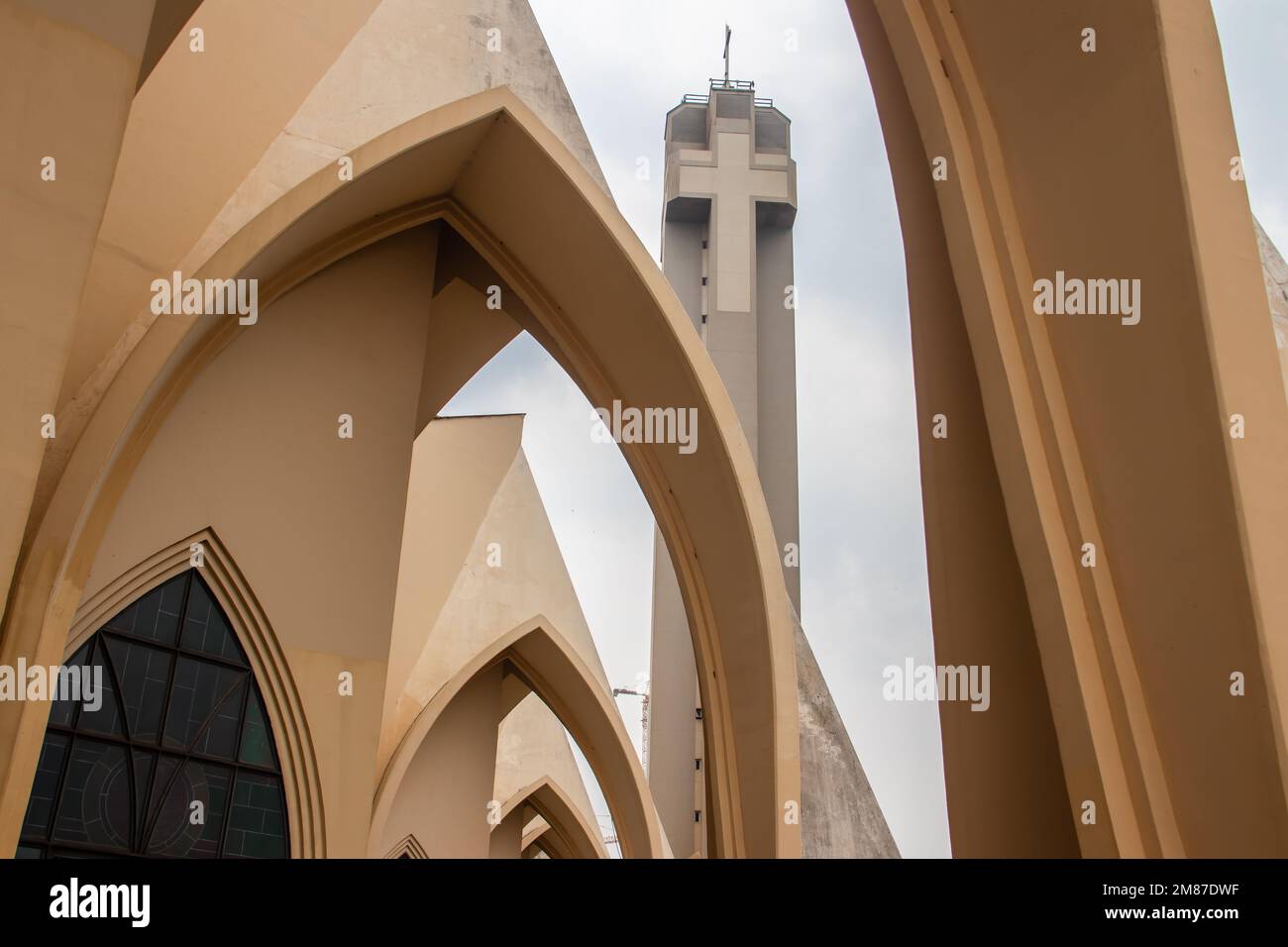 Von außen mit Bögen, Kreuzen und dekorativen Wänden der katholischen Kirche in Abuja, Hauptstadt Nigerias, ist die Kirche auch als nationales christliches Zentrum bekannt Stockfoto