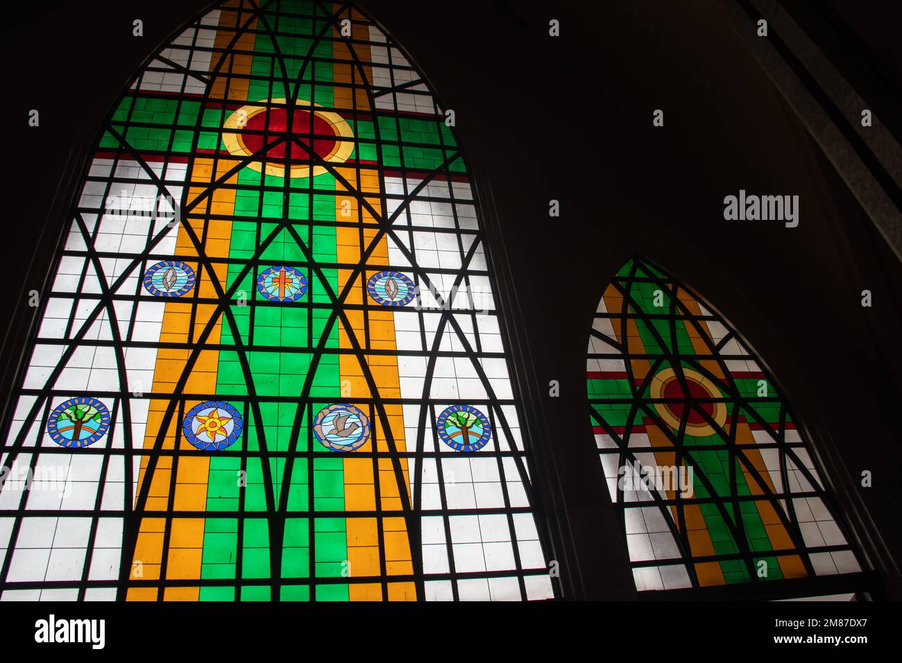 Innenraum mit bunten Glasfenstern in der katholischen Kirche in Abuja, die Kirche ist bekannt als National Christian Centre Stockfoto