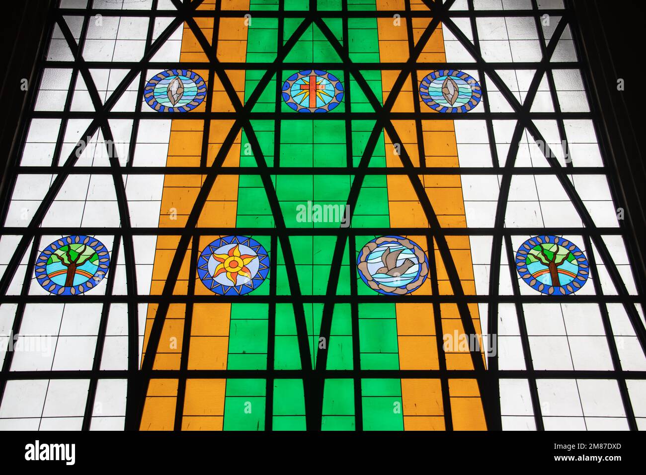 Innenraum mit bunten Glasfenstern in der katholischen Kirche in Abuja, die Kirche ist bekannt als National Christian Centre Stockfoto
