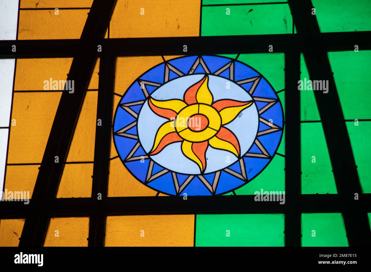 Innenraum mit bunten Glasfenstern in der katholischen Kirche in Abuja, die Kirche ist bekannt als National Christian Centre Stockfoto