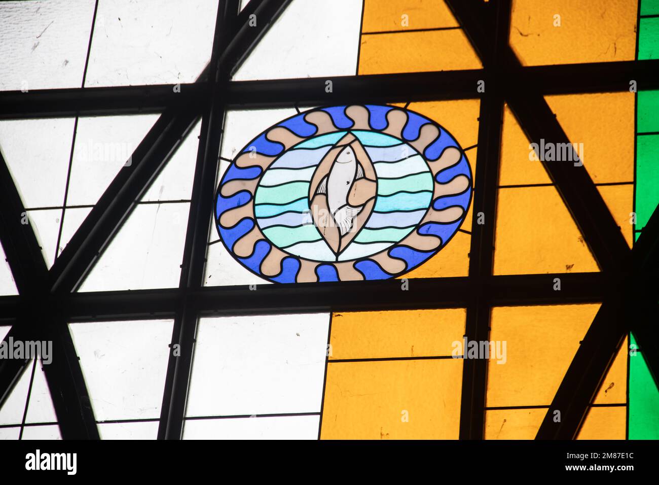 Innenraum mit bunten Glasfenstern in der katholischen Kirche in Abuja, die Kirche ist bekannt als National Christian Centre Stockfoto