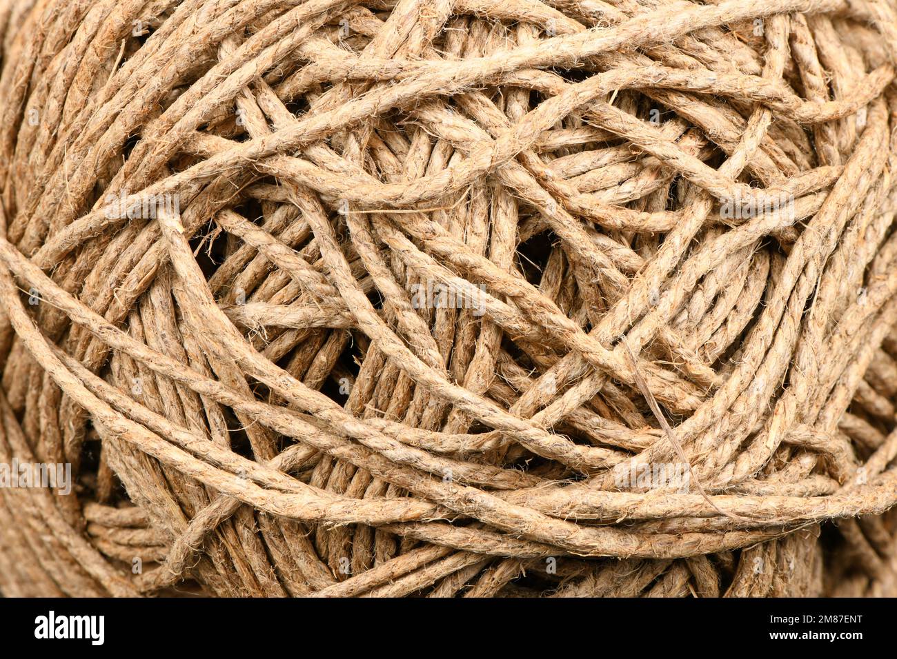 Ein Strang aus Leinenschnur, isoliert. Garnwicklung. Juteseil. Hanfgewinde isoliert. Ein Strang aus brauner Wolle zum Stricken auf weißem Hintergrund. Hoch Stockfoto