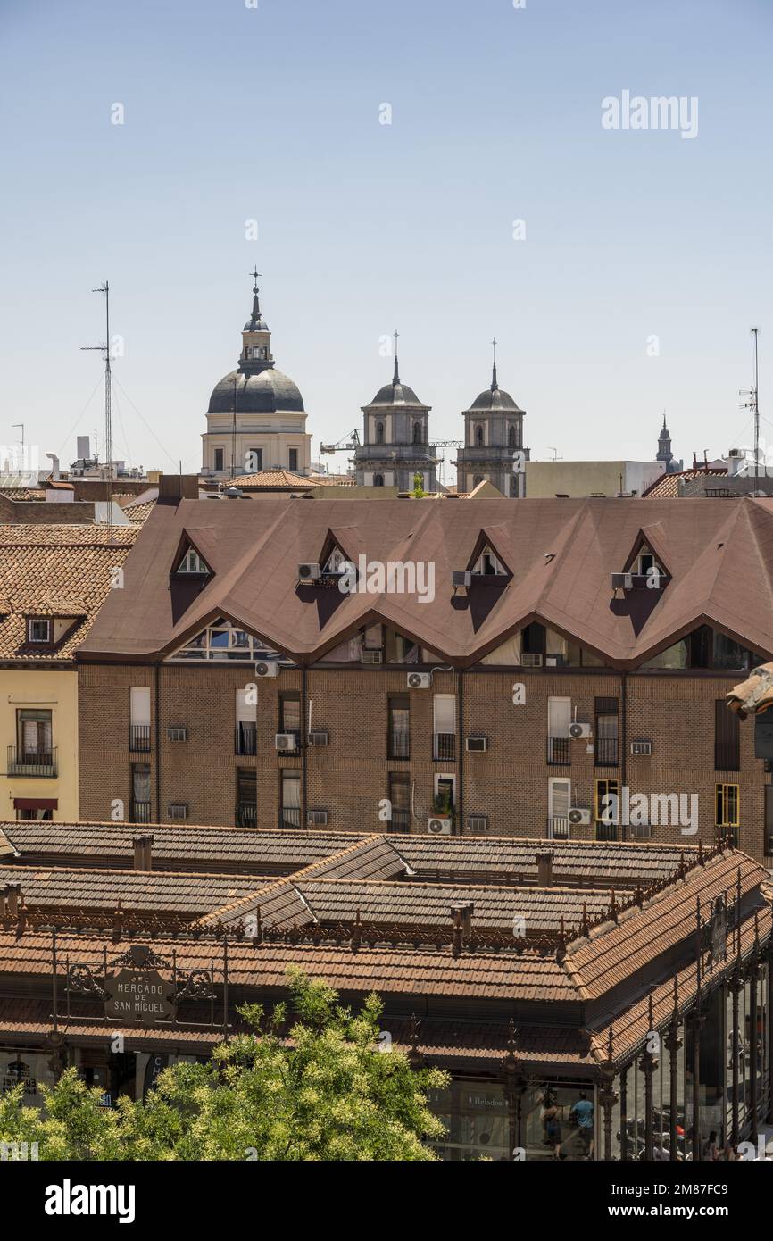 Dächer und Fassaden des Markts San Miguel und der umliegenden Gebäude im Zentrum von Madrid Stockfoto