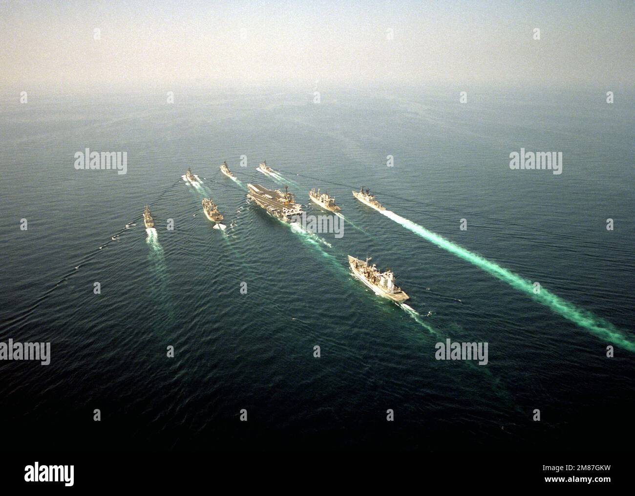 Ein Luftblick auf verschiedene USHäfen Marineschiffe im Einsatz. Von