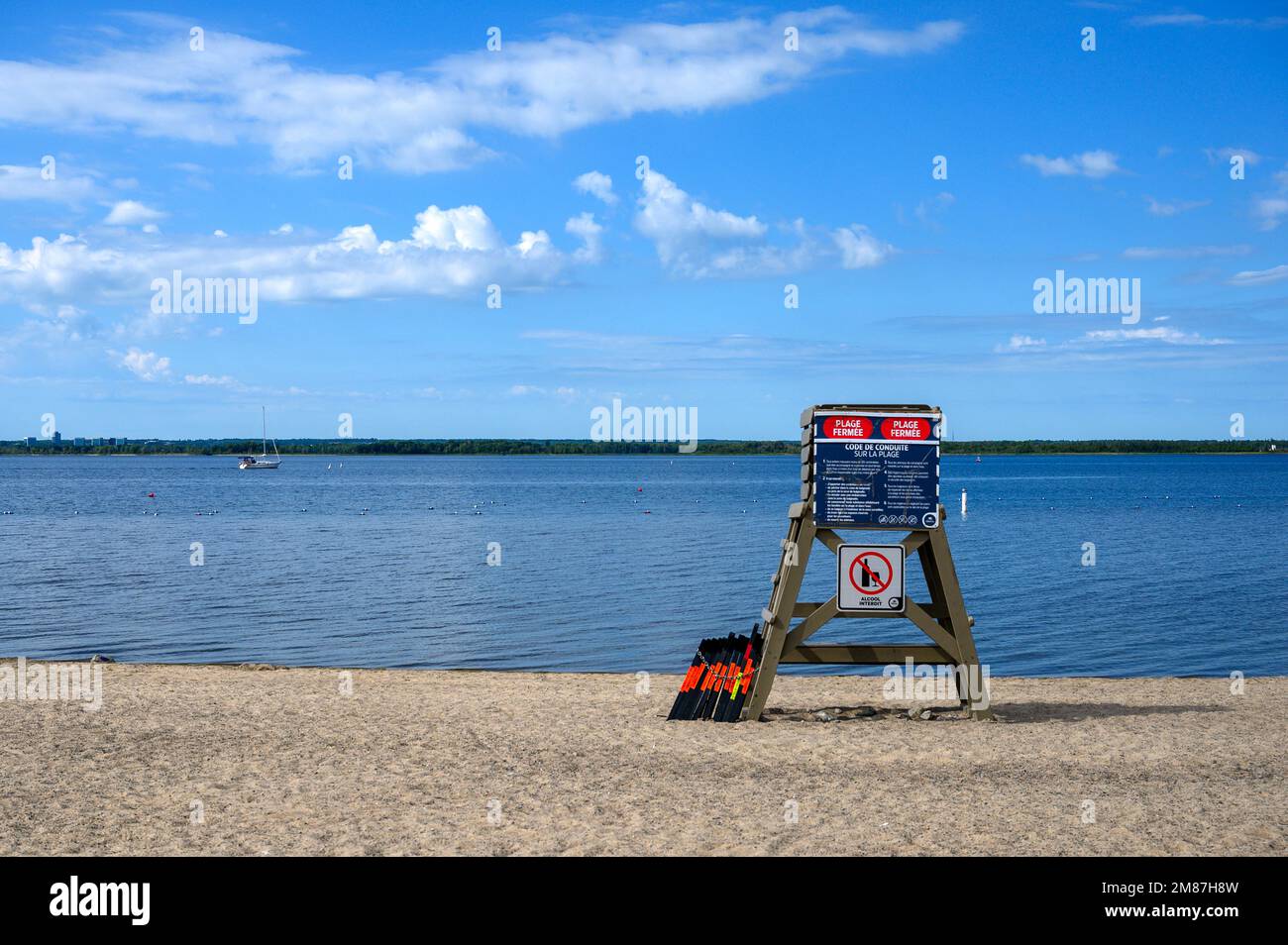 Bademeister-Sessel mit Blick auf den leeren Schwimmbereich Stockfoto