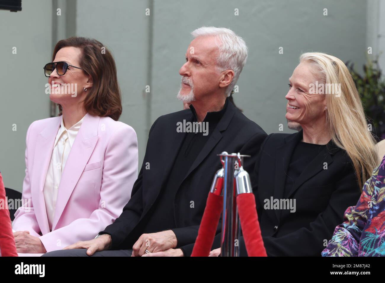 Hollywood, Ca. 12. Januar 2023. Sigourney Weaver, James Cameron und Suzy Amis Cameron bei der Hand- und Fußabdruck-Zeremonie von James Cameron und Jon Landau zur Feier von Avatar: The Water im TCL Chinese Theater in Hollywood, Kalifornien, am 12. Januar 2023. Kredit: Faye Sadou/Media Punch/Alamy Live News Stockfoto
