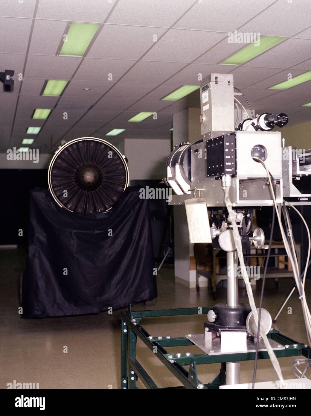 Während eines LRCS-Tests eines F-100 Turbinenmotors wird ein Laser Radar Cross-section (LRCS) Transceiver-System rechts verwendet. Das Transceiver-System wurde von Mitarbeitern der Air Force Wright Aeronautical Laboratories (AFWAL) entwickelt und unterstützt die Datenerfassung bei Studien zur Laserdetektion und -Ausrichtung. Basis: Luftwaffenstützpunkt Wright-Patterson Bundesstaat: Ohio (OH) Land: Vereinigte Staaten von Amerika (USA) Stockfoto