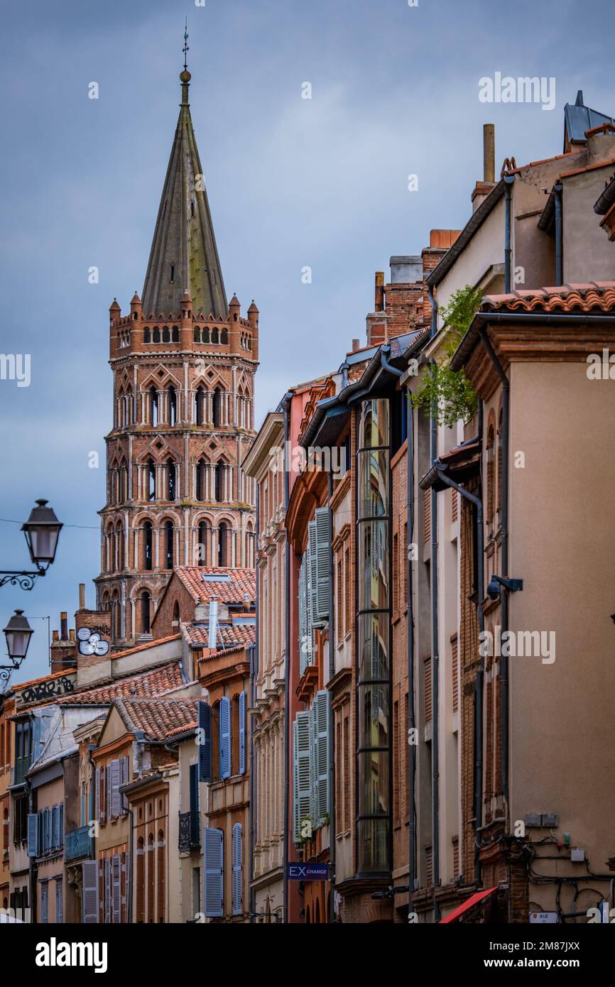 Blick auf den Glockenturm der Basilika Saint Sernin von einer Straße in der Altstadt von Toulouse (Südfrankreich) Stockfoto