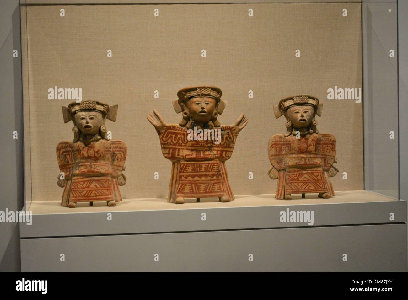Drei stehende weibliche Figuren aus der Gegend von El Faisan in Veracruz, Mexiko. Präkolumbianische Kunst im Dallas Museum of Art, Dallas Texas Stockfoto