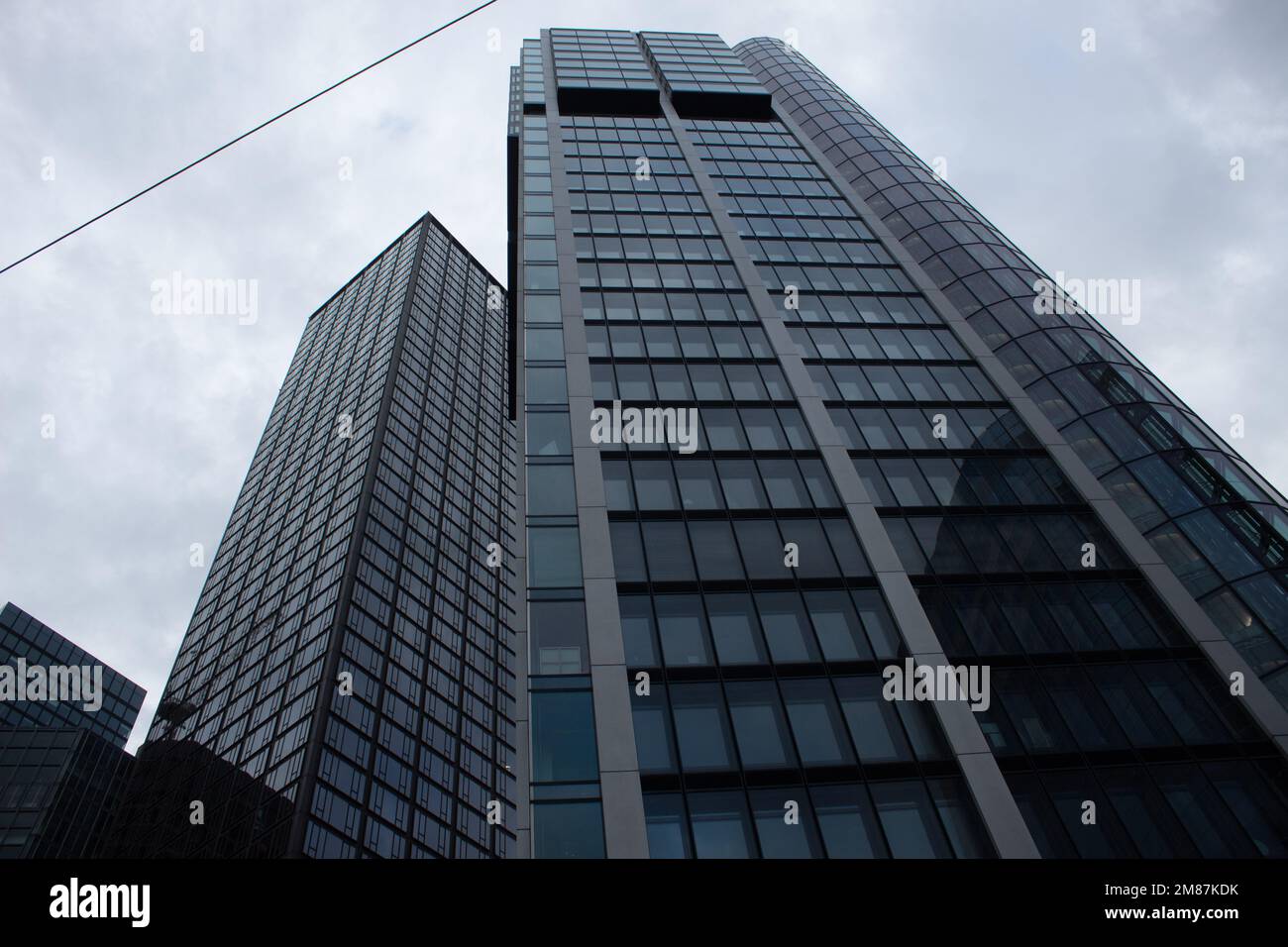 Ein paar hohe und wunderschöne Wolkenkratzer in Frankfurt am Main, die die Schönheit der modernen Architektur repräsentieren. Stockfoto