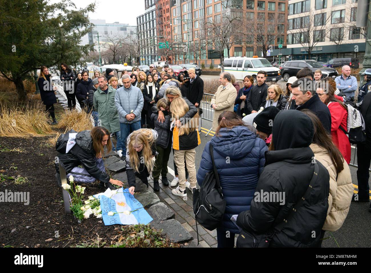 New York, USA. 12. Januar 2023. Verwandte von Opfern und Überlebenden des Angriffs vom 31. Oktober 2017 in New York, wo 8 Menschen getötet wurden, darunter 5 aus Argentinien, deponieren Blumen am Ort des Angriffs auf einem Fahrradweg in Lower Manhattan. Sayfullo Saipov droht möglicherweise die Todesstrafe für den tödlichen LKW-Amoklauf in einem Prozess, der diese Woche vor einem Bundesgericht begann. Kredit: Enrique Shore/Alamy Live News Stockfoto