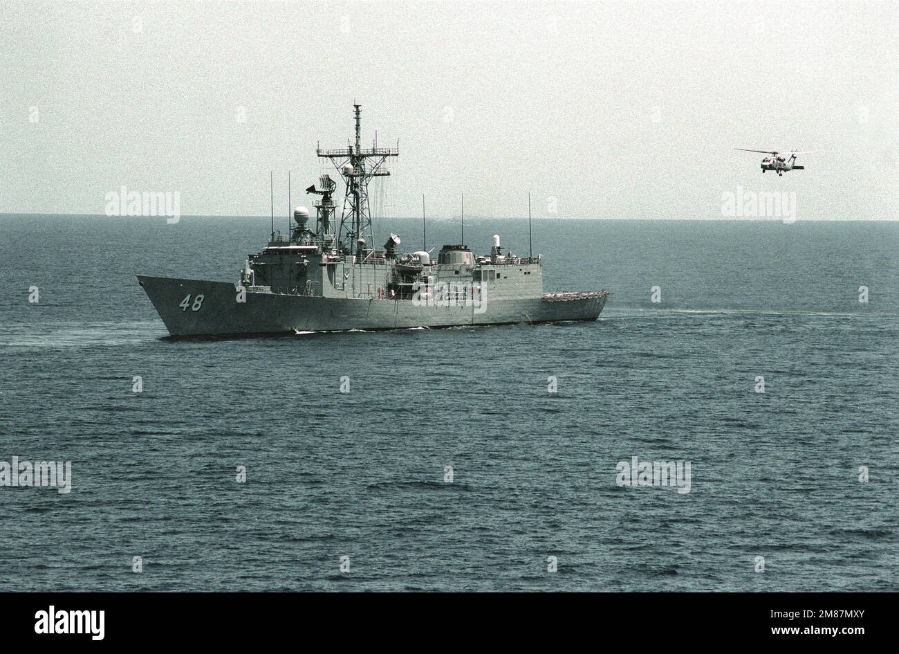 Ein SH-60B Seahawk Hubschrauber bereitet sich auf die Landung an Bord der geführten Raketenfregatte USS VANDERGRIFT (FFG-48) vor. Land: Indischer Ozean (IOC) Stockfoto