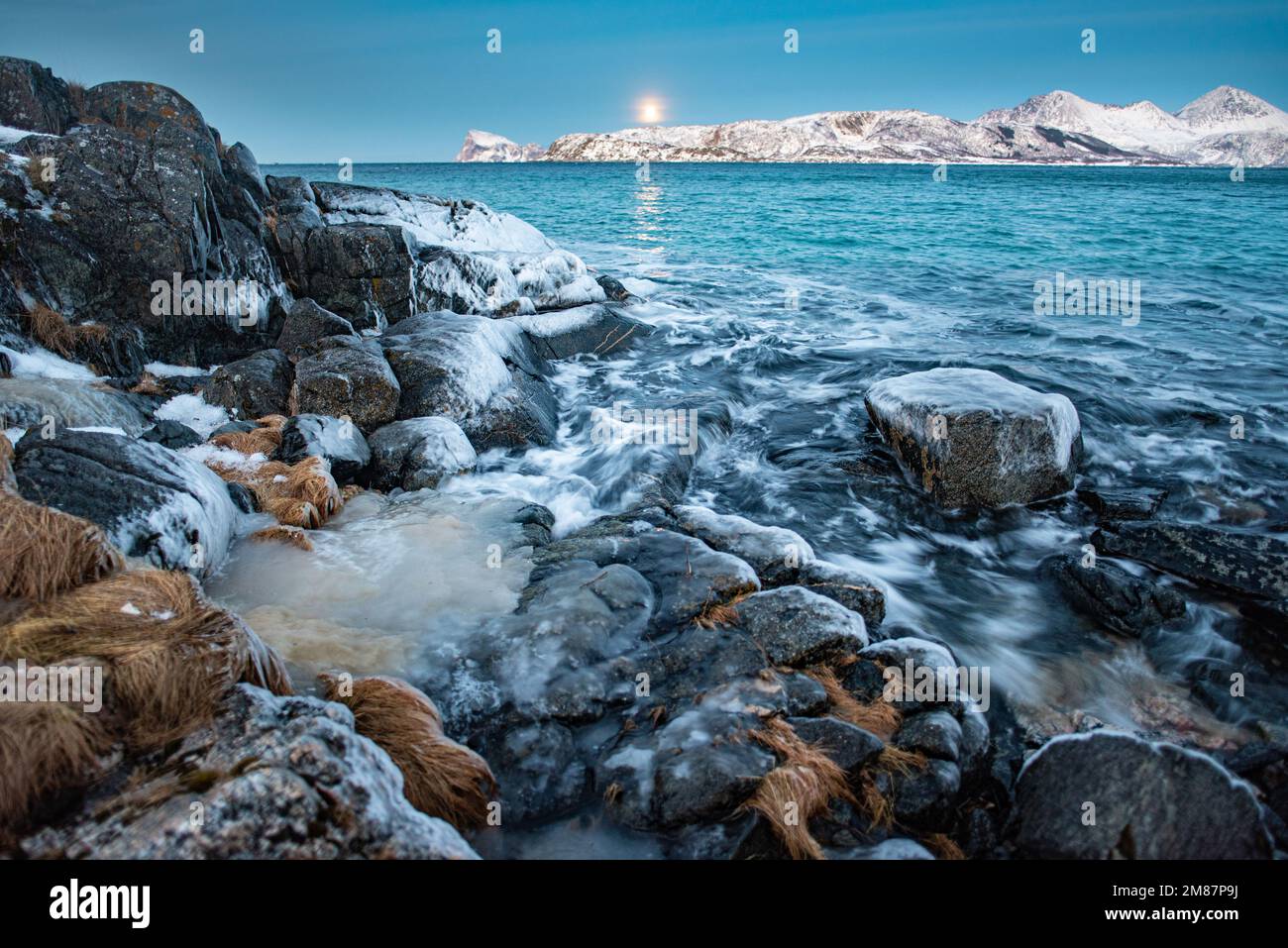 Atemberaubender Blick auf die norwegische Landschaft in der Nähe von Sommaroy, Troms, Norwegen. Arktische Landschaft Stockfoto