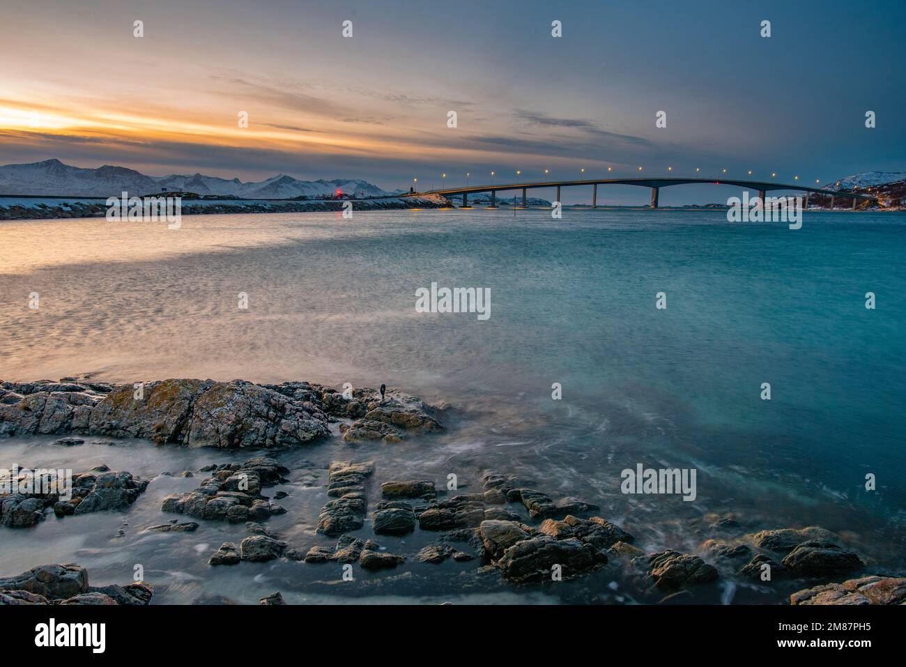 Sommaroybrua, Sommaroy-Brücke, die Sommary mit Kvaloya, Norwegen, verbindet Stockfoto