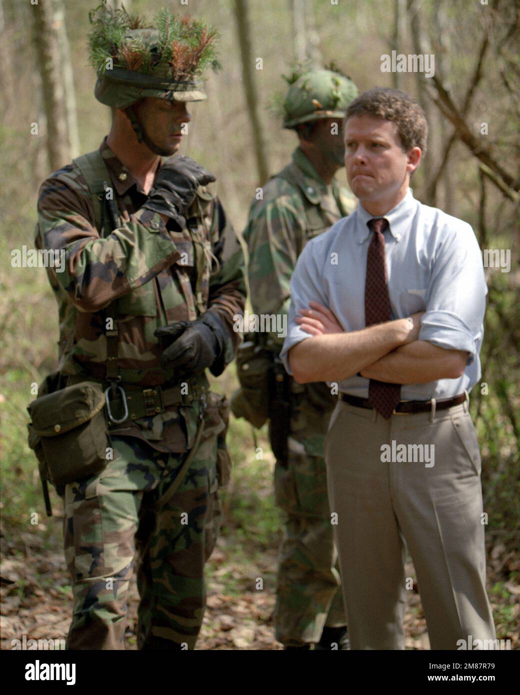 James W. Webb Jr., Marineminister, spricht mit einem Offizier der Marine während eines Besuchs der Grundschule (TBS) beim Marine Corps Development and Education Command (MCDEC). Basis: Marinestützpunkt, Quantico Bundesstaat: Virginia (VA) Land: Vereinigte Staaten von Amerika (USA) Stockfoto