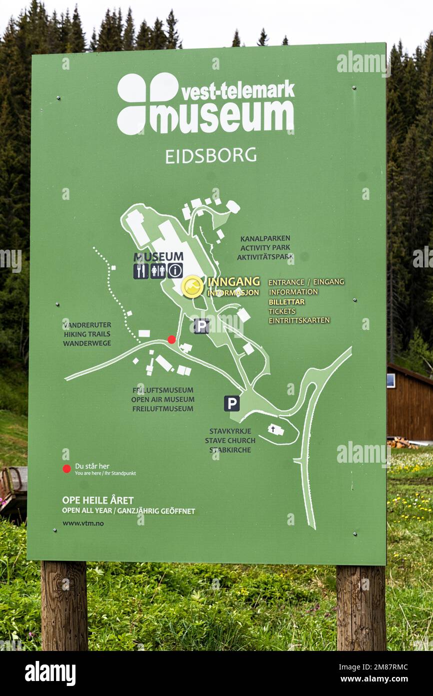 Schild mit der allgemeinen Karte des West-Telemark Freilichtmuseums, Eidsborg, Tokke, Telemark, Norwegen Stockfoto