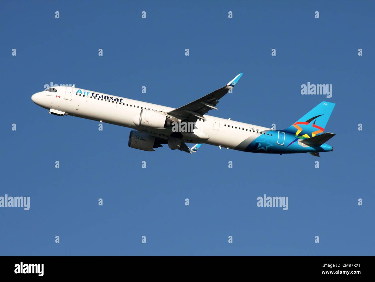 Ein Airbus A321-271NX von Air Transat in einer Gay-Pride-Aufmachung fährt vom Flughafen London Gatwick ab Stockfoto