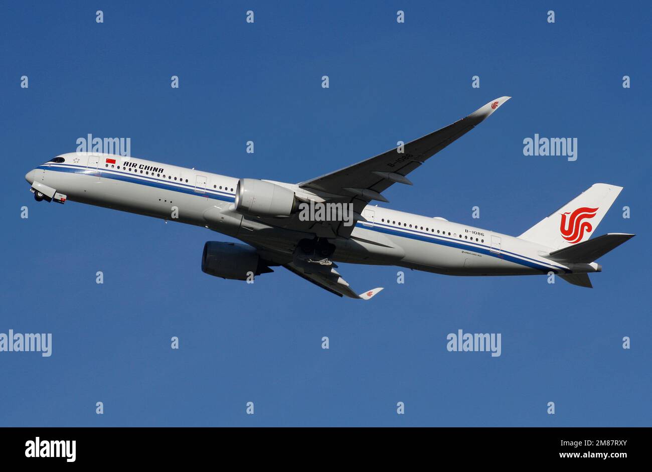 Ein Airbus A350-941 von Air China verlässt den Flughafen London Gatwick Stockfoto